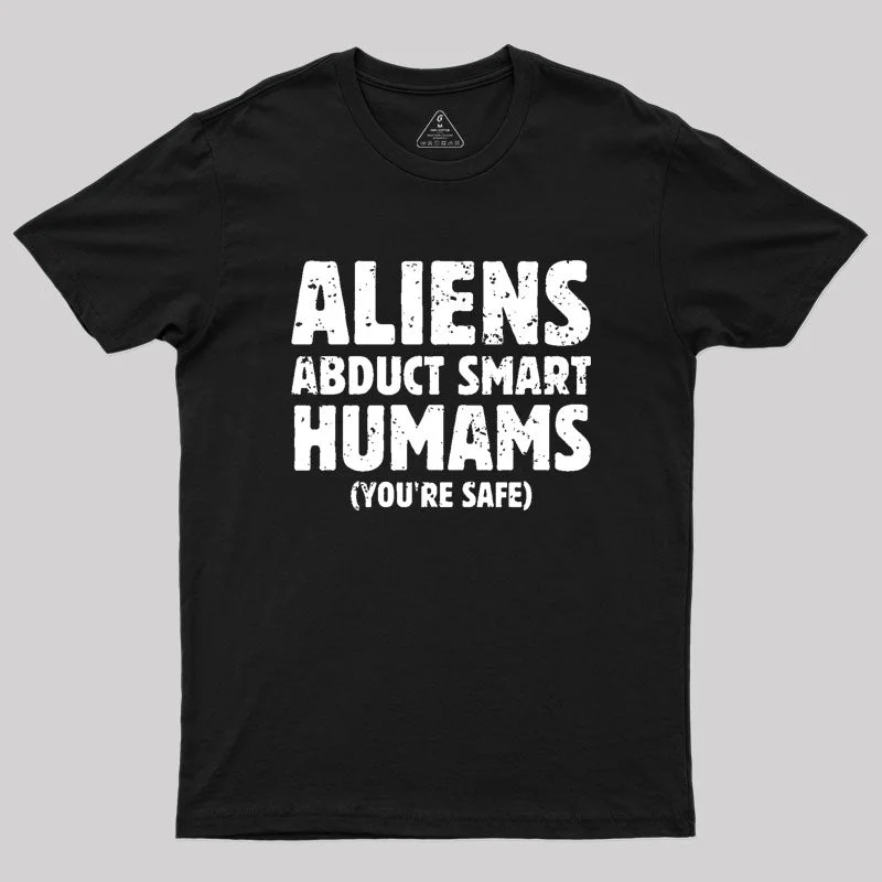 Aliens abduct smart humans Geek T-Shirt